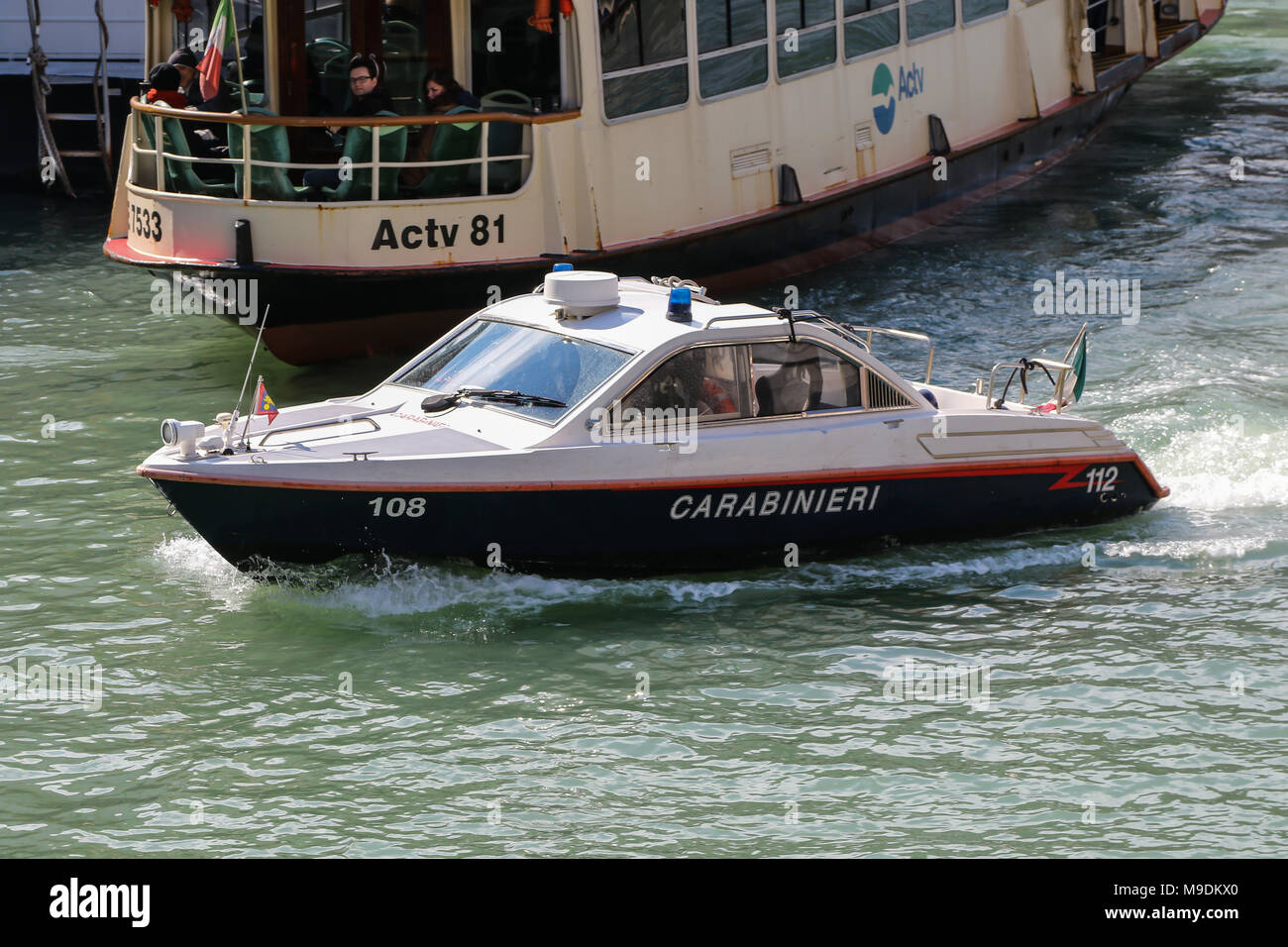 Una barca dei Carabinieri si muove in basso lungo il Canal Grande di Venezia Foto Stock