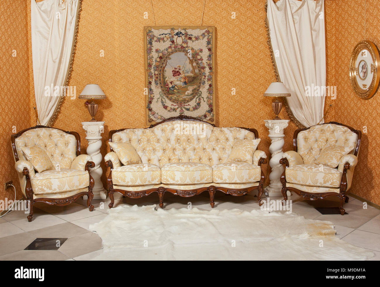 Interno vuoto soggiorno sfondo in colori caldi decorate con ... Arredamento classico soggiorno