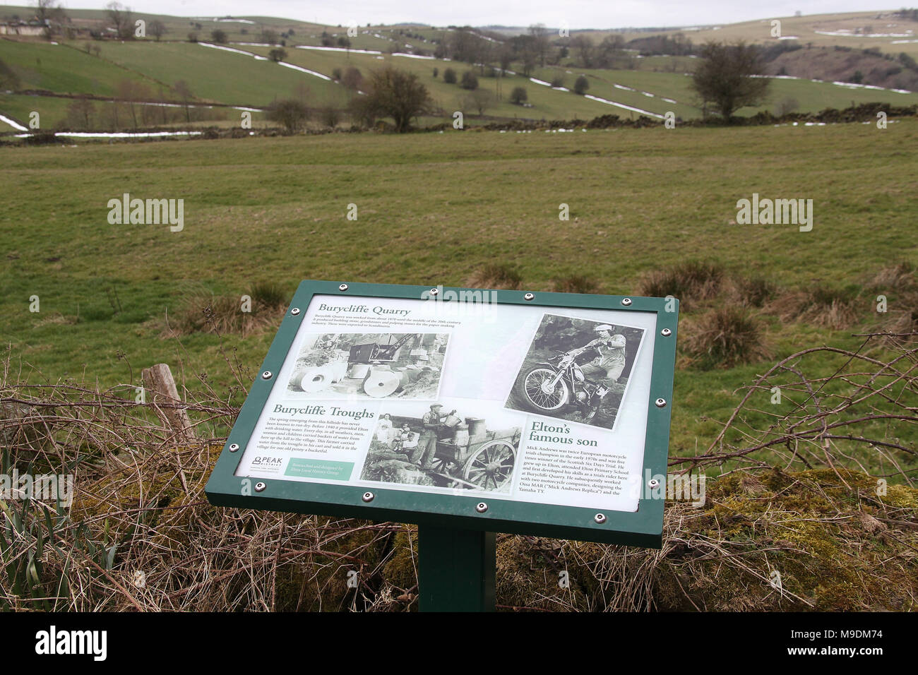 Tourist Information Board a Winster vicino Elton nel Derbyshire Peak District Foto Stock