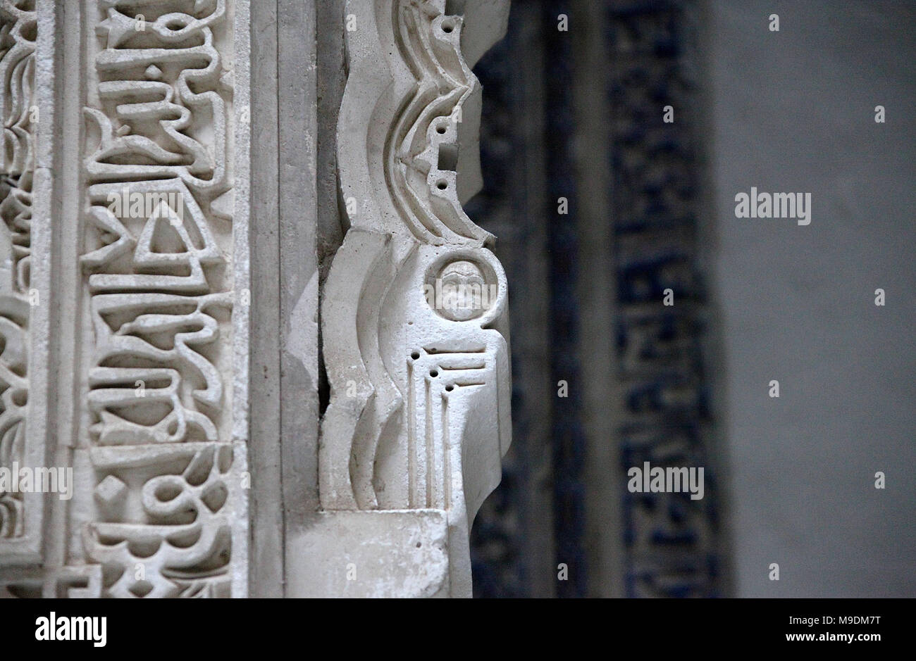 Dettagli architettonici del Real Alcazar di Siviglia che mostra una piccola testa di bambole Foto Stock