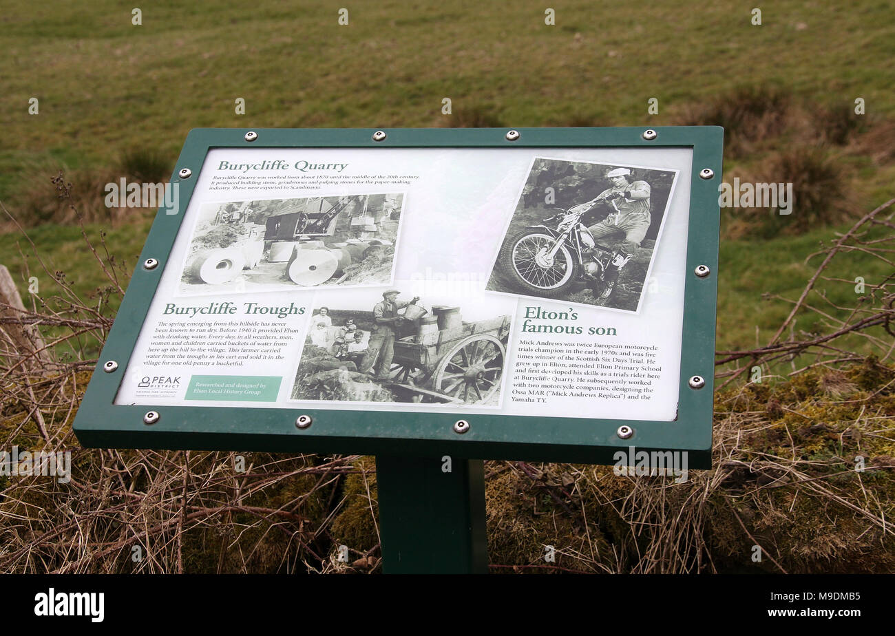 Tourist Information Board a Winster vicino Elton nel Derbyshire Peak District Foto Stock