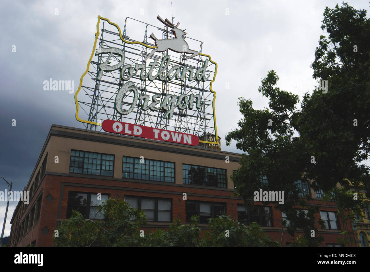 Il Cervo Bianco segno anche conosciuta come 'Portland Oregon' segno è un neon illuminati-e-incandescente segno della lampadina situato in cima al bianco edificio Stag. Stati Uniti d'America Foto Stock