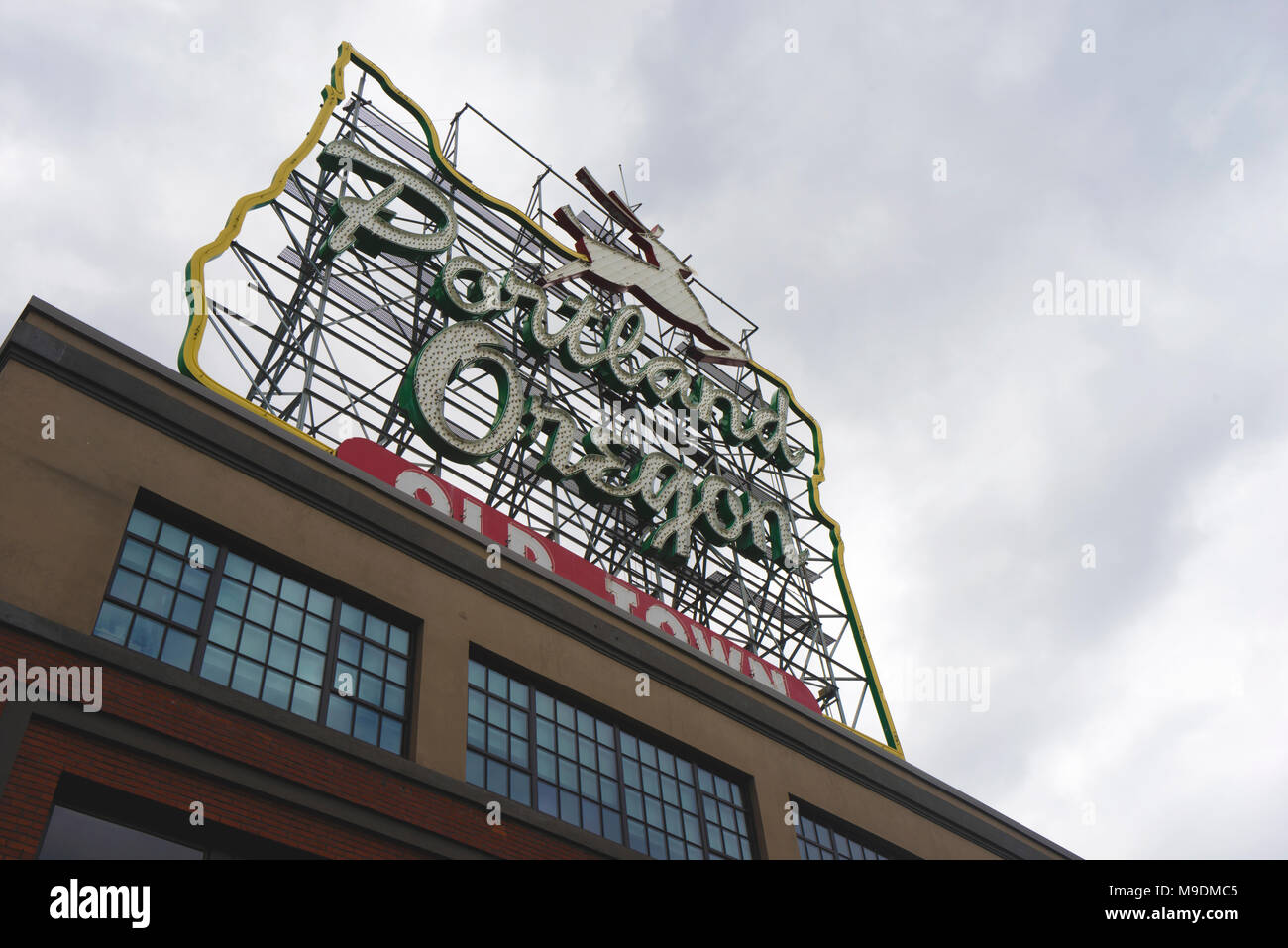 Il Cervo Bianco segno anche conosciuta come 'Portland Oregon' segno è un neon illuminati-e-incandescente segno della lampadina situato in cima al bianco edificio Stag. Stati Uniti d'America Foto Stock