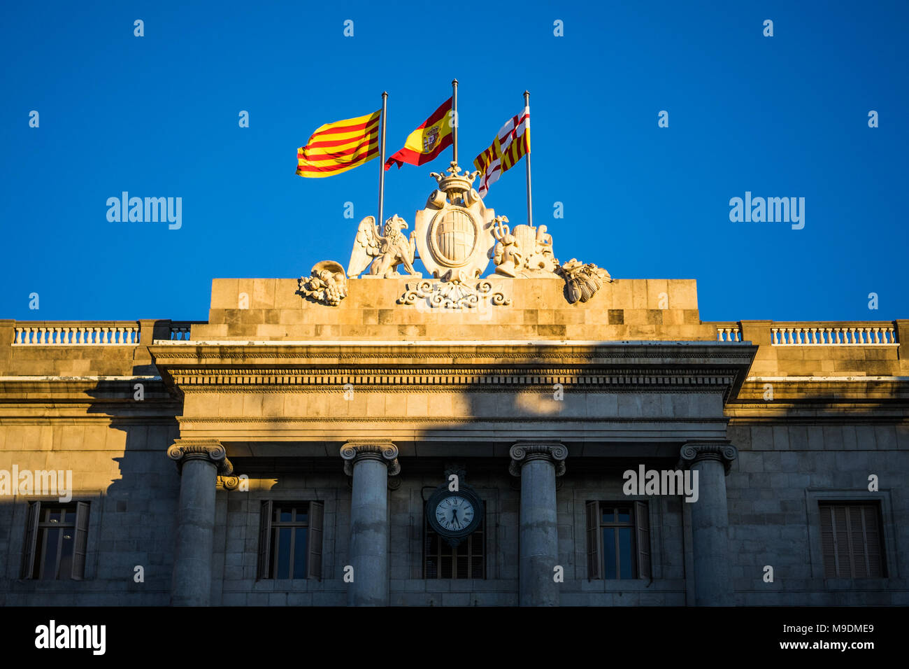 Casa de la Ciutat - il municipio di Barcellona, battenti bandiera della Catalogna, la bandiera spagnola e la bandiera della città di Barcellona. Foto Stock