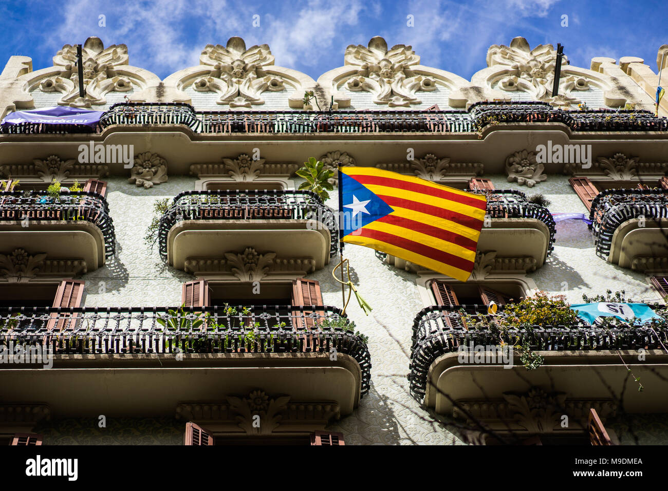 Una bandiera Estelada in Barcelona - Questo indicatore è tipicamente percorse da indipendenza catalana sostenitori Foto Stock