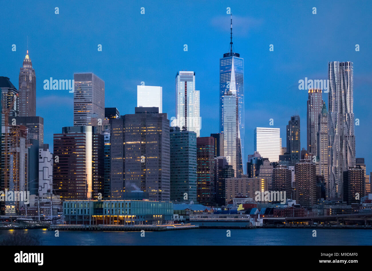 Inferiore dello skyline di Manhattan come visto all'alba di tutta l'East River a Brooklyn Foto Stock