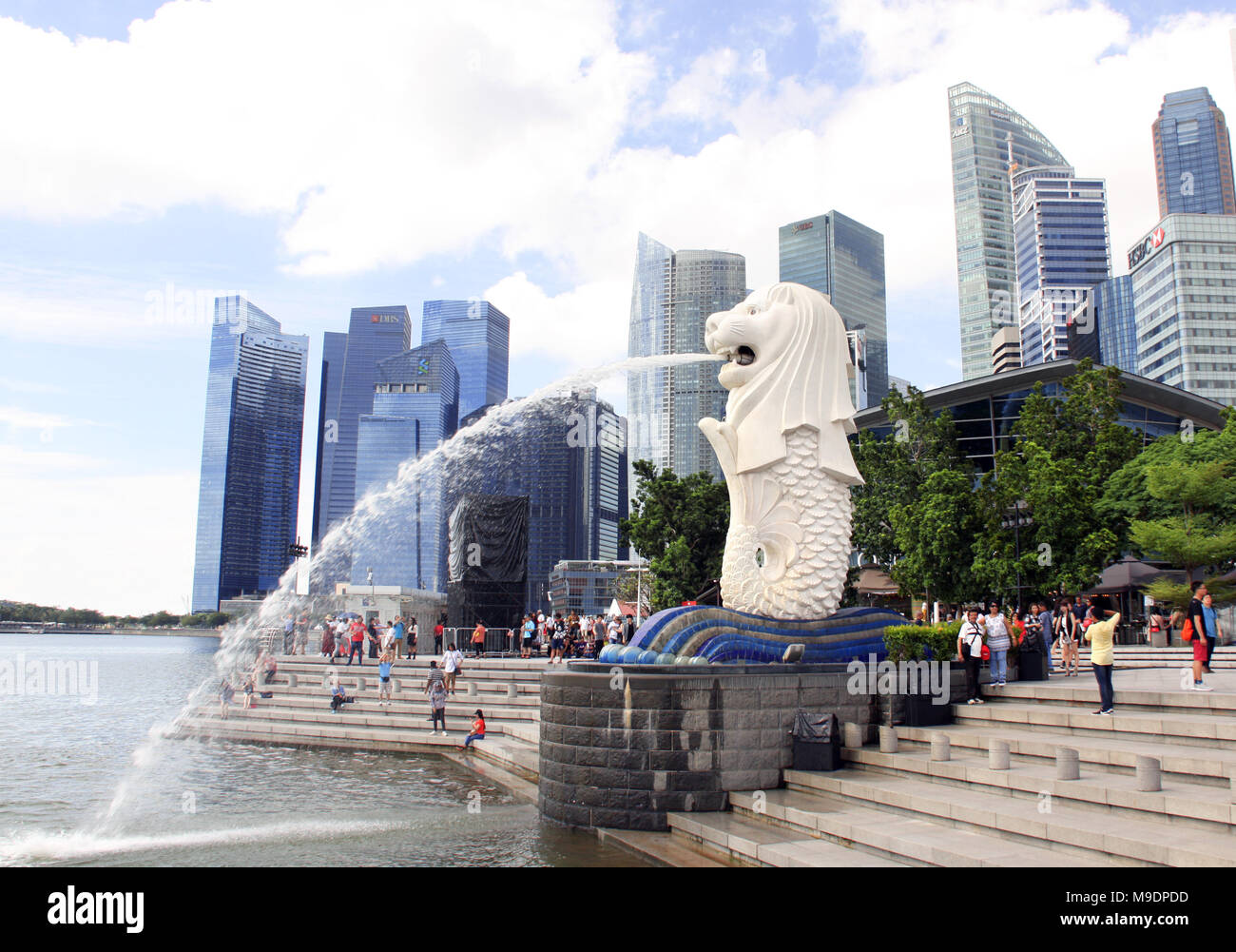 A Singapore il 8 marzo, 2018: statua Merlion fontana (la più famosa attrazione turistica) nel Parco Merlion e grattacieli nella città di Singapore. Foto Stock