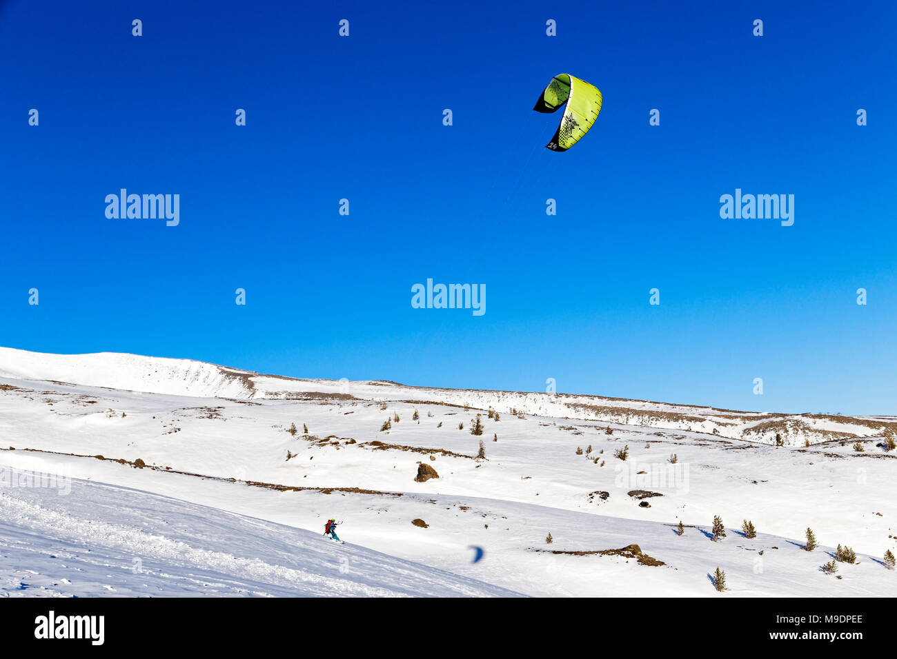 Uomo 42,779.01066 kite boarding con un giallo e nero vela sul Monte Cofano, vicino al Governo Camp, Oregon, Stati Uniti d'America Foto Stock