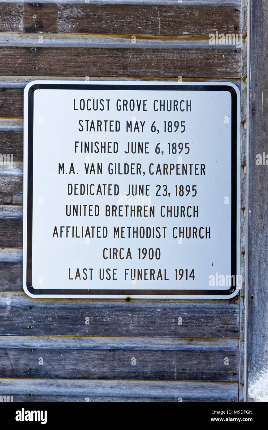 Segno 42,904.04343 sul legno vecchio Locust Grove Chiesa, Wasco, Oregon, Stati Uniti d'America, ha cominciato il 6 maggio 1895, Regno fratelli chiesa metodista Foto Stock