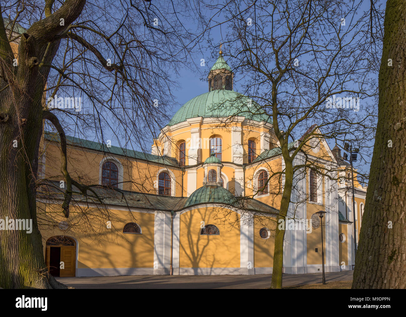 Polacco architettura barocca. Chiesa - basilica in Trzemeszno, Polonia. Foto Stock