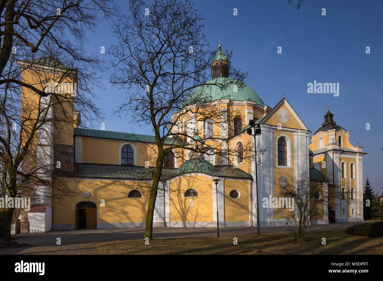 Polacco architettura barocca. Chiesa - basilica in Trzemeszno, Polonia. Foto Stock
