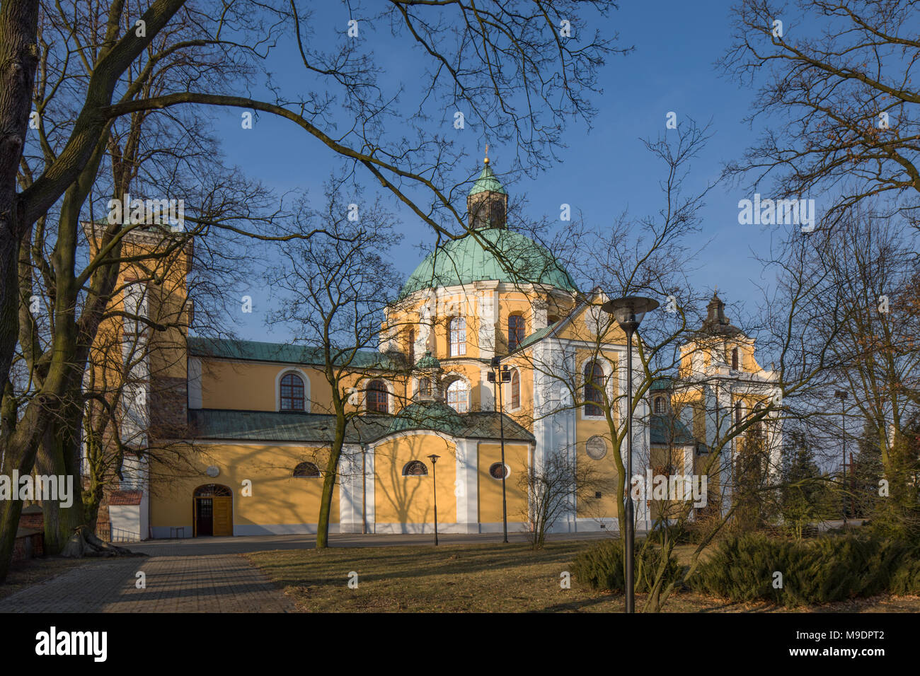 Polacco architettura barocca. Chiesa - basilica in Trzemeszno, Polonia. Foto Stock