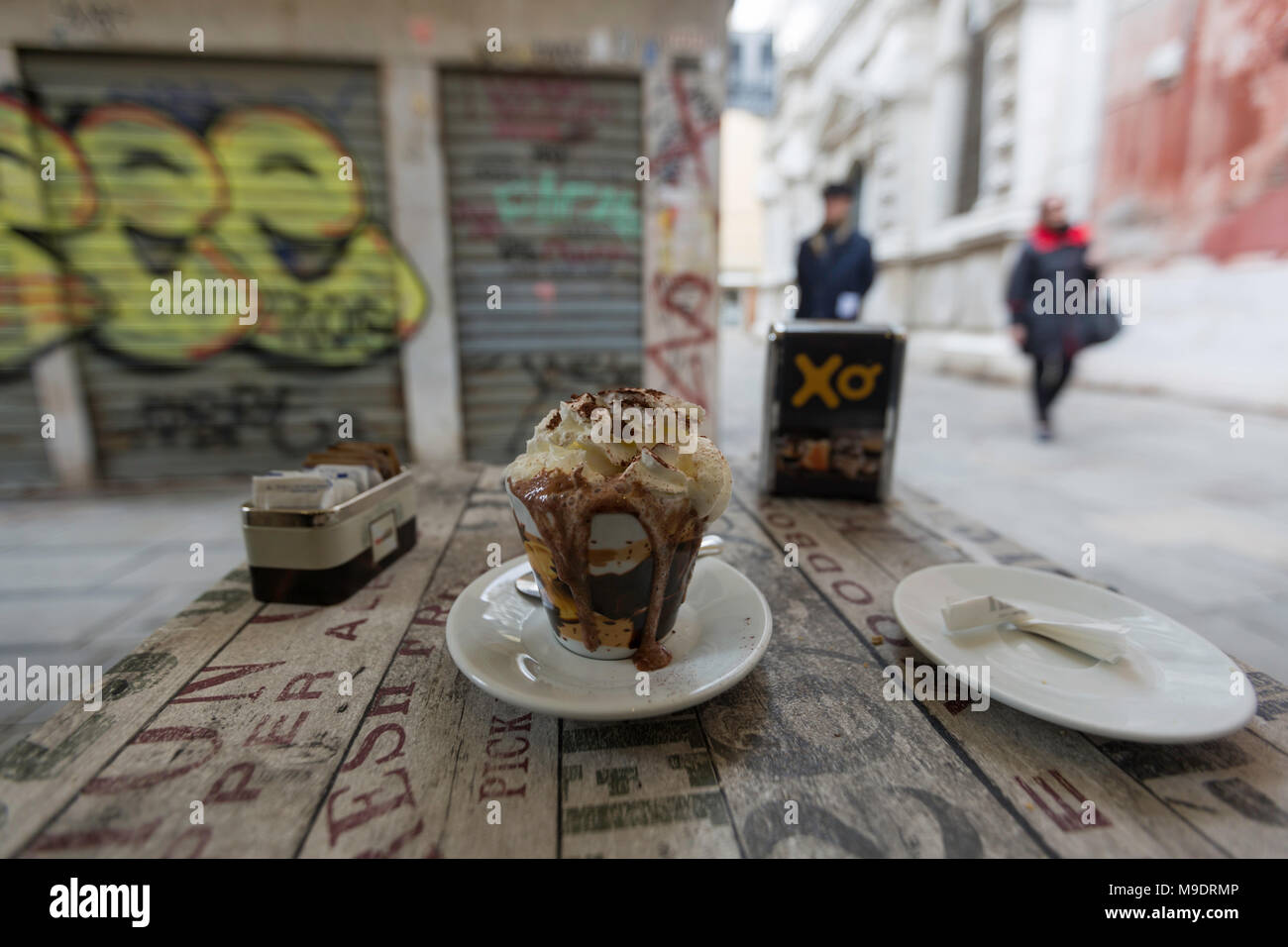 Italiano spessa cioccolata calda con panna in una tazza su un tavolo al di fuori di un cafe a Venezia, Italia. Foto Stock