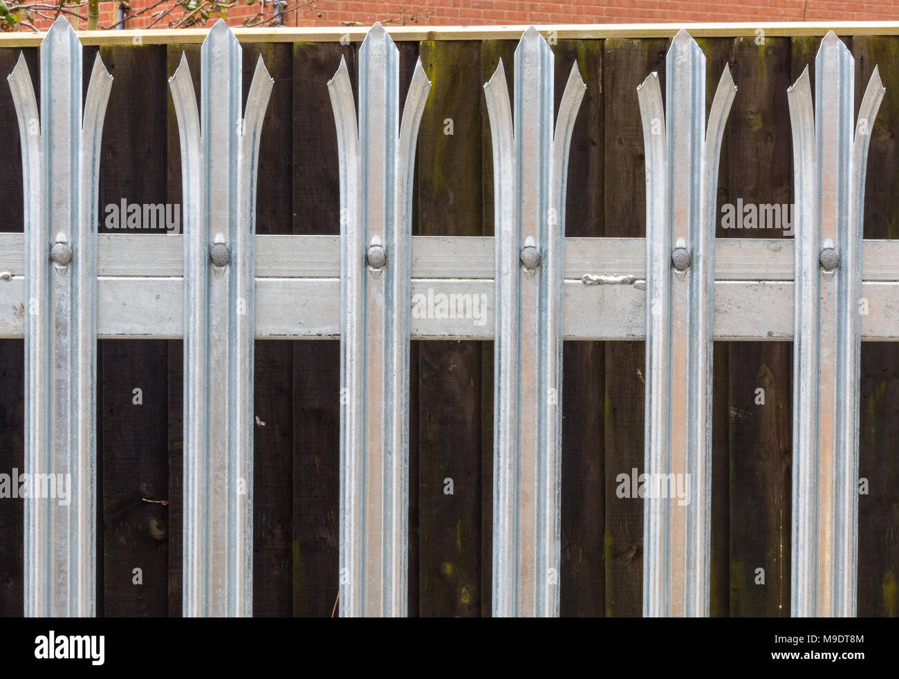 Una palizzata scherma pannello utilizzato per la sicurezza del sito e di dispositivi antifurto in cantieri e privati di proprietà di affari. Fissata e le guardie di sicurezza. Foto Stock