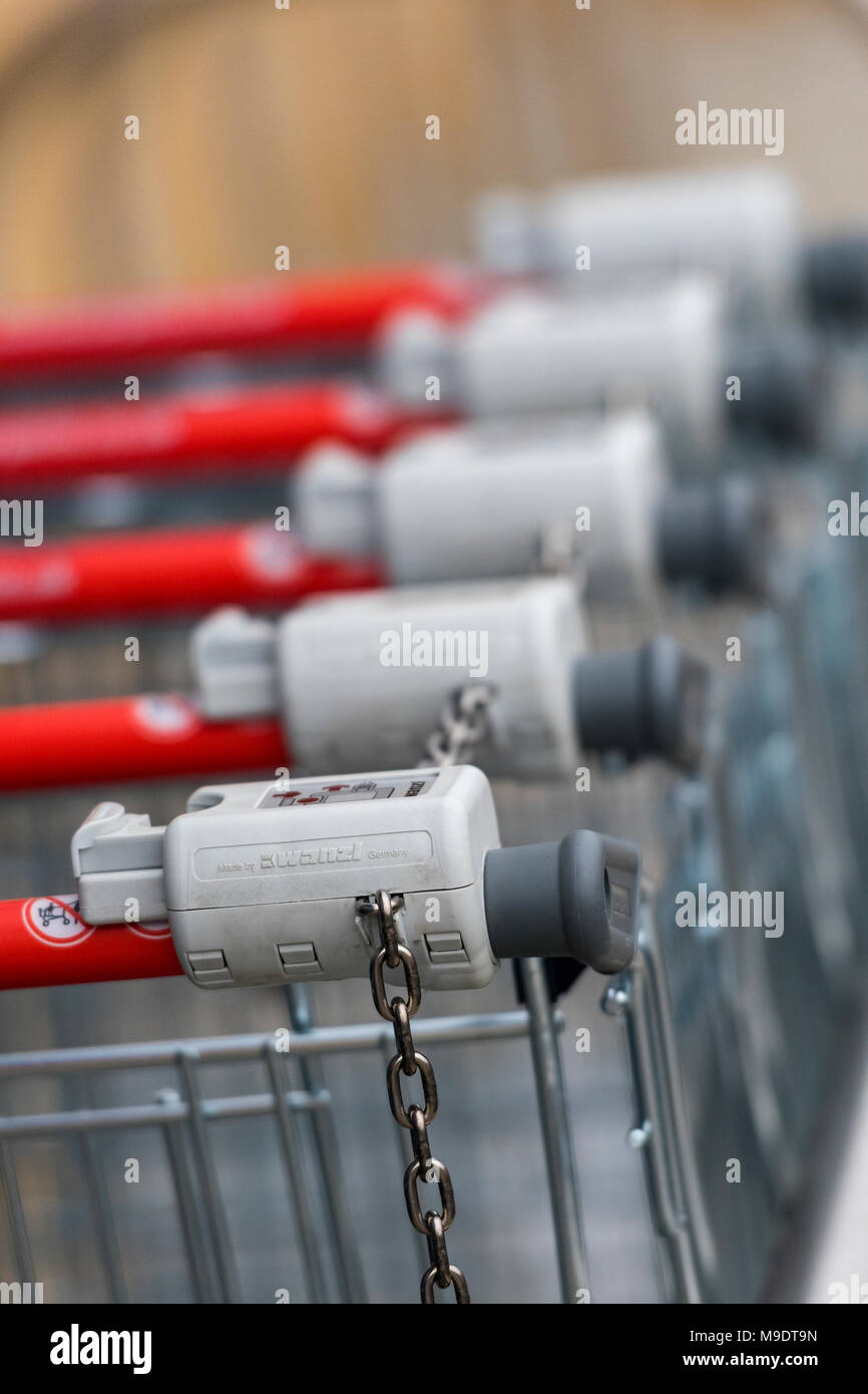 Una fila di carrelli della spesa in un ipermercato o supermercato defocussed per gli effetti. Negozi di vendita al dettaglio e di comodità e di trasportare gli acquisti da parte dei consumatori Foto Stock