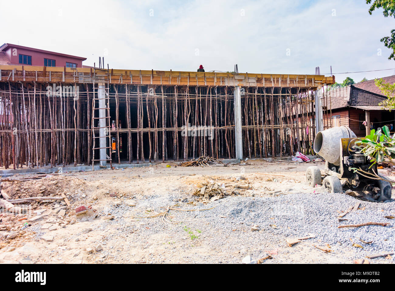 Bambù tenere premuto fino per casseforme per la formatura di cemento in corrispondenza di un sito di costruzione in Cambogia. Foto Stock