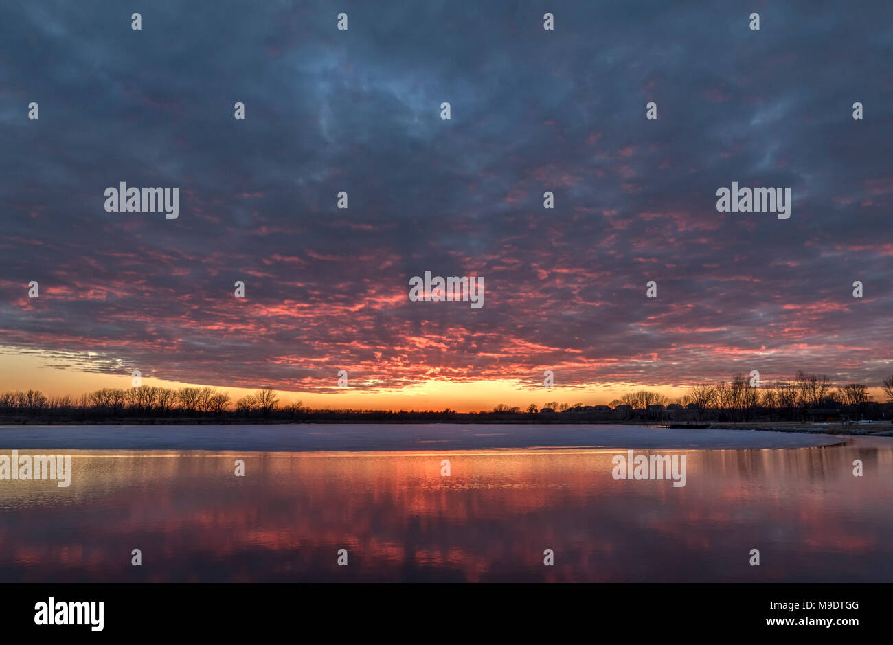 Tramonto in inverno al parzialmente congelati Ada Hayden Lake, Ames, Iowa, USA Foto Stock