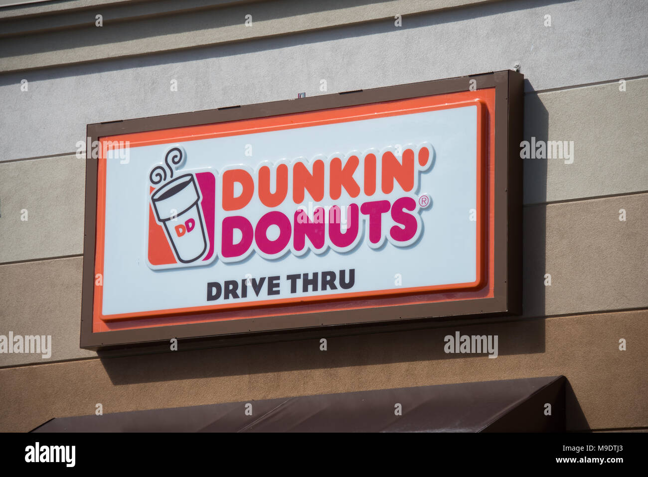 Un Dunkin' Donuts guidare attraverso il segno sul lato di un ristorante edificio in Mayfield, NY USA Foto Stock