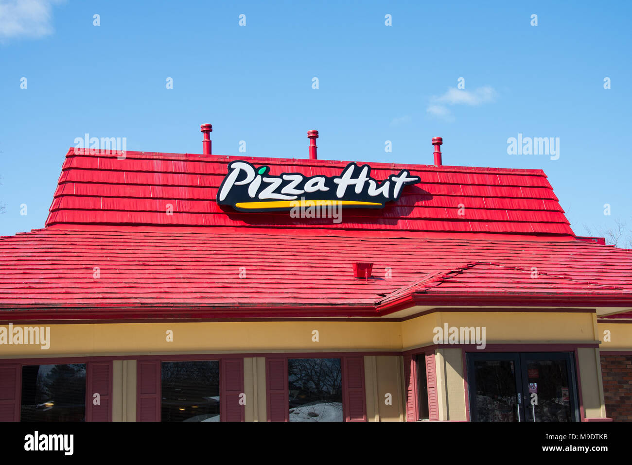 Pizza Hut ristorante edificio in Gloversville, NY USA con un cielo blu chiaro dello sfondo. Foto Stock