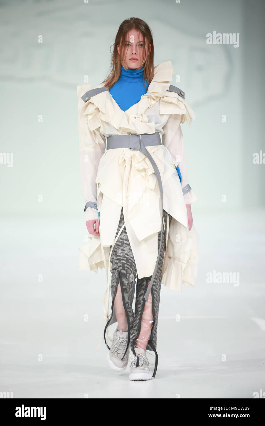 Zagabria, Croazia - 24 Marzo 2018 : modello di moda indossando abiti per la primavera - estate, progettato da prezzo su richiesta - Gala Marija Vrbanic su Bipa F Foto Stock