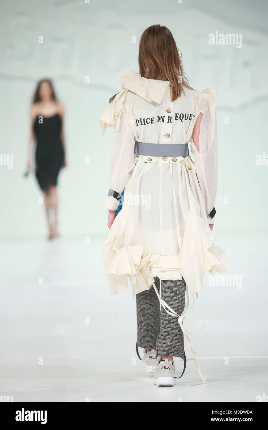 Zagabria, Croazia - 24 Marzo 2018 : modello di moda indossando abiti per la primavera - estate, progettato da prezzo su richiesta - Gala Marija Vrbanic su Bipa F Foto Stock