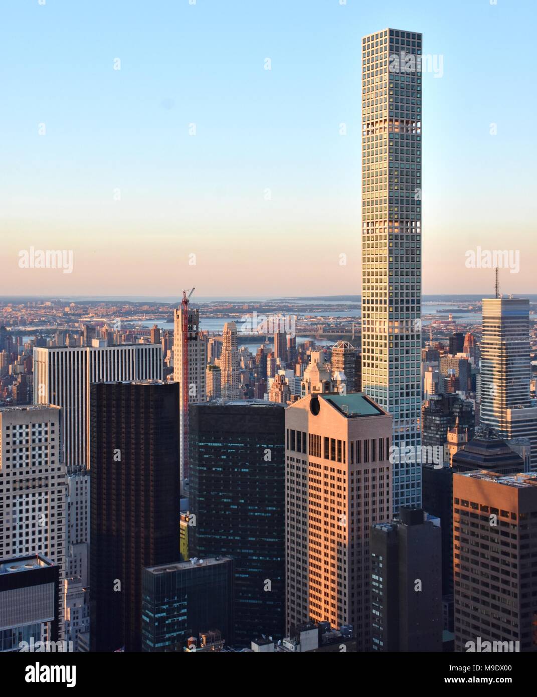 Il parco di 432 grattacielo a midtown Manhattan, il più alto edificio residenziale negli Stati Uniti. Foto Stock