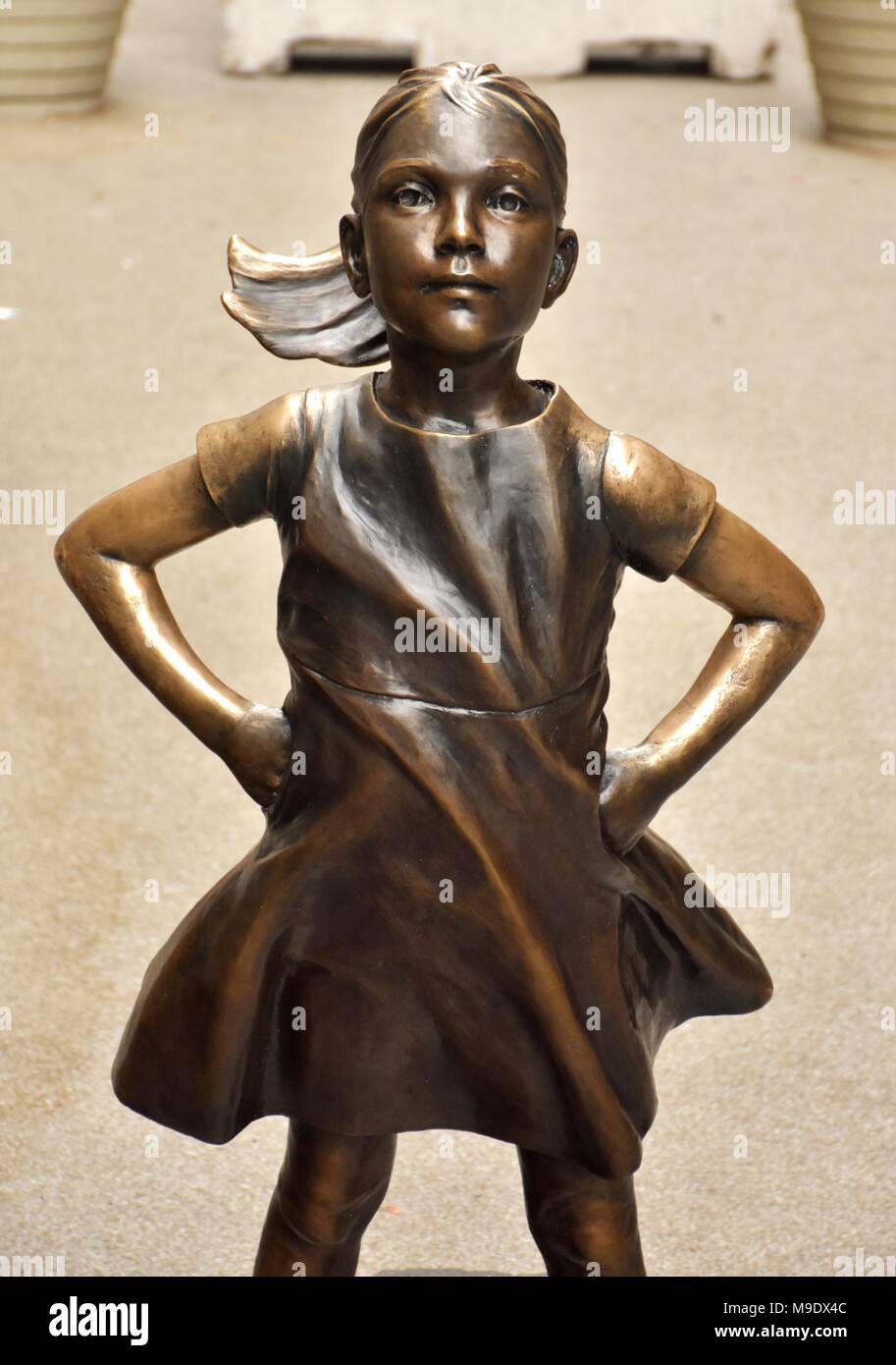 L intrepida ragazza statua nel centro cittadino di Manhattan sul Wall Street a New York City. Foto Stock