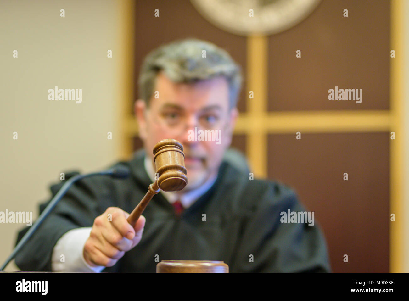 Giudice Maschio in aula con martello Foto Stock