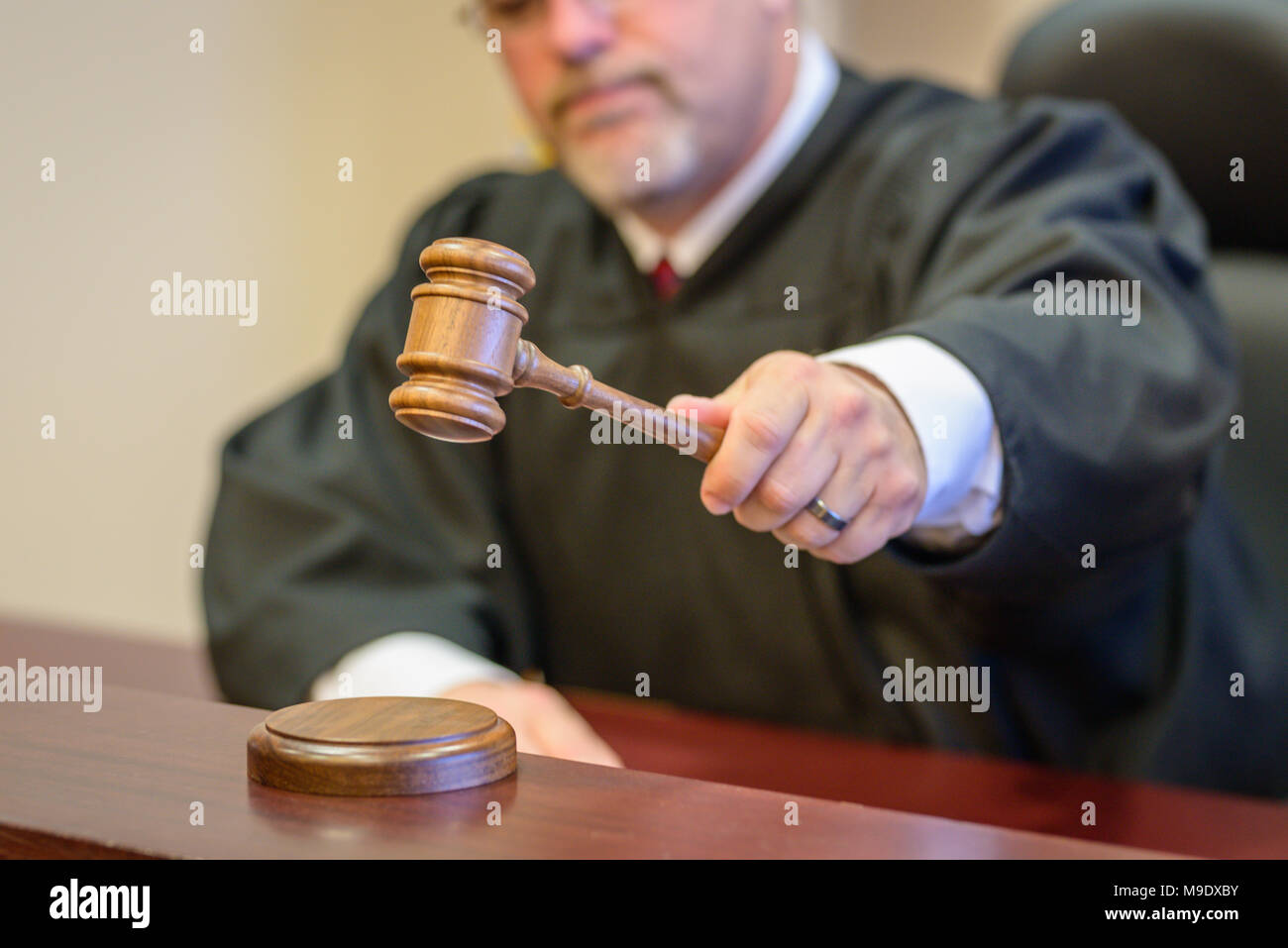 Giudice Maschio con martello Foto stock - Alamy