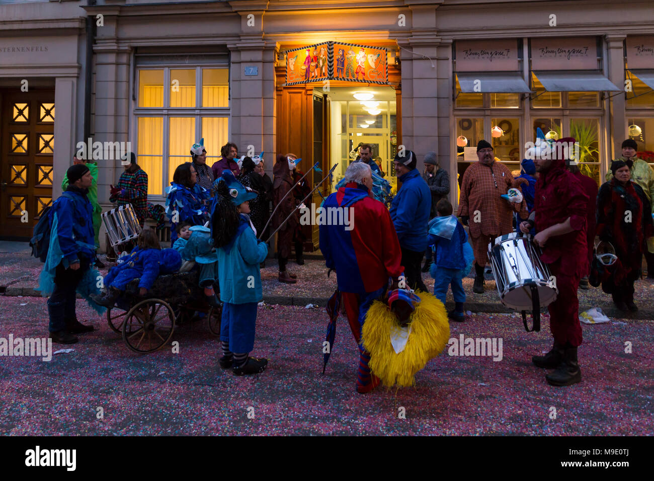 Baeumleingasse, Basilea, Svizzera - Febbraio 20th, 2018. Il Carnevale di Basilea. Vivace vita di carnevale di fronte ad un ristorante in una strada laterale Foto Stock