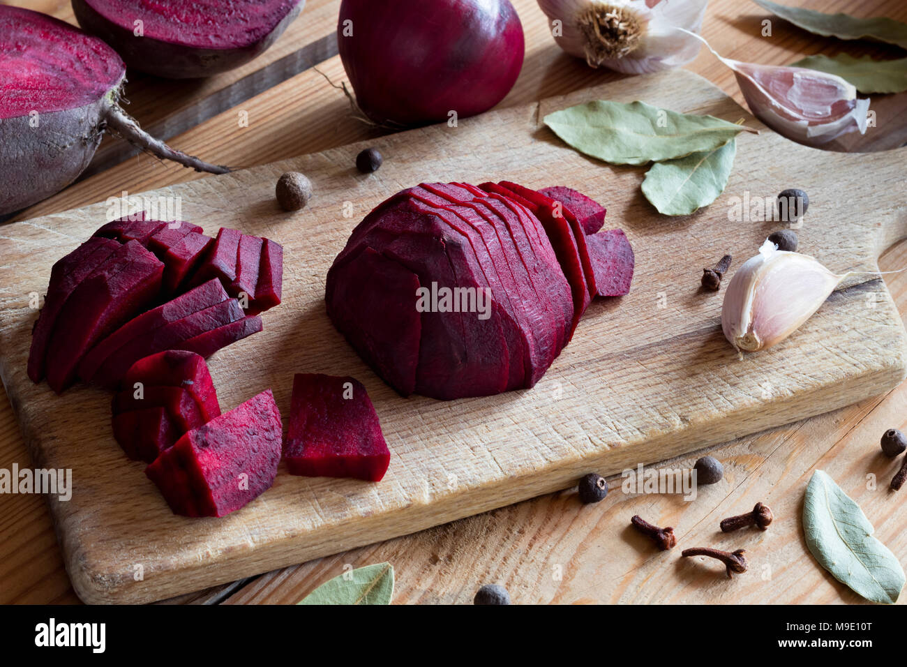 Fette di barbabietole rosse su un tagliere - preparazione di barbabietole fermentato (barbabietole kvass) Foto Stock