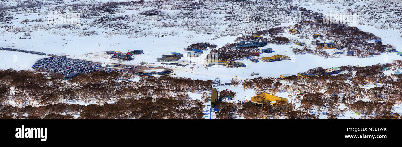 Ampio panorama invernale di Perisher valley town in Montagna Innevata del NSW, Australia. Picco della stagione sciistica invernale con un sacco di neve e turisti in elev Foto Stock
