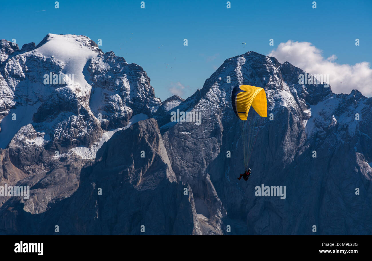 Parapendio, parapendio sopra il gruppo del Sella, Torri del Sella e Piz boe, Dolomiti, Val di Fassa, Provincia del Trentino, Italia Foto Stock