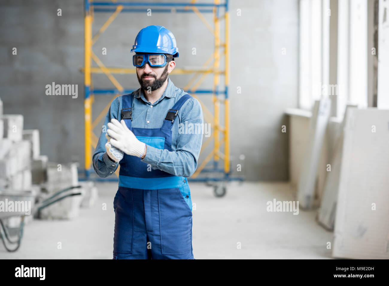 Builder in uniforme in ambienti interni Foto Stock