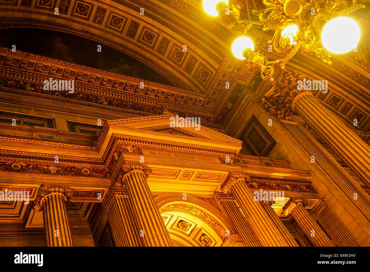Interno della chiesa della Madeleine a Parigi con timpani dorati, colonne ioniche e dettagli architettonici Foto Stock