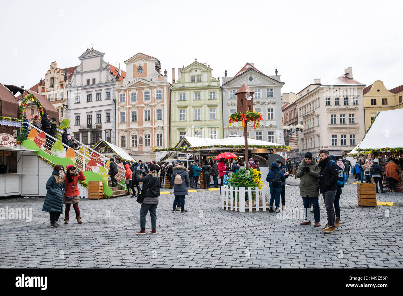 Praga, Repubblica Ceca- Marzo 18, 2018: persone che visitano Praga pasqua mercato sulla piazza della città vecchia. I mercati di Pasqua (Velikonocni trhy) celebrare t Foto Stock