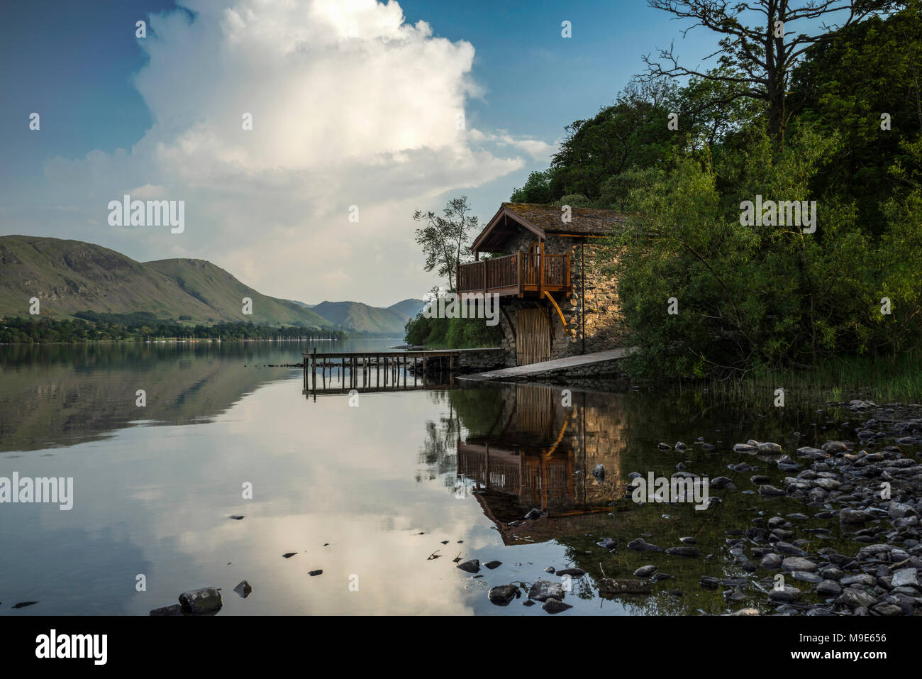 Serata tranquilla riflessioni di the boathouse a Ullswater, Lake District, Cumbria, England, Regno Unito Foto Stock