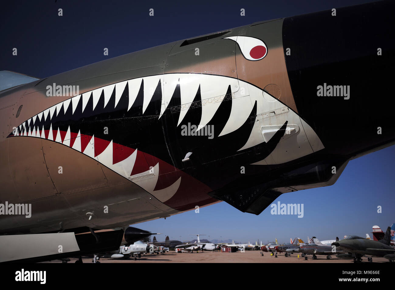 Sharkteeth su un warplane al Pima Air Museum Foto Stock