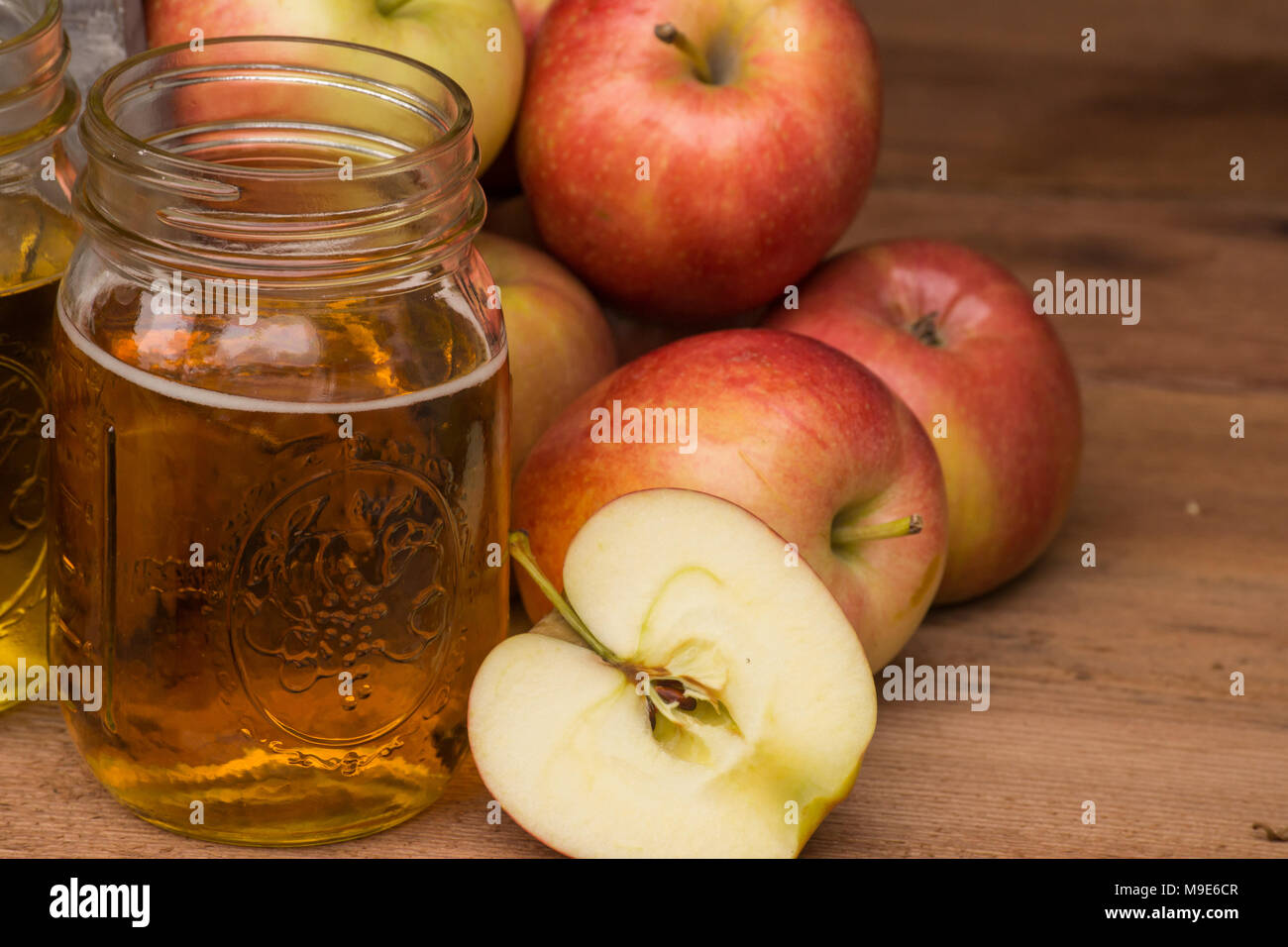 Azienda Agricola alla torta! Scegli le tue mele, le metterai in un paniere (o legno secchio bushel) e premere, la buccia, gustare fresche frutta raccolta Foto Stock