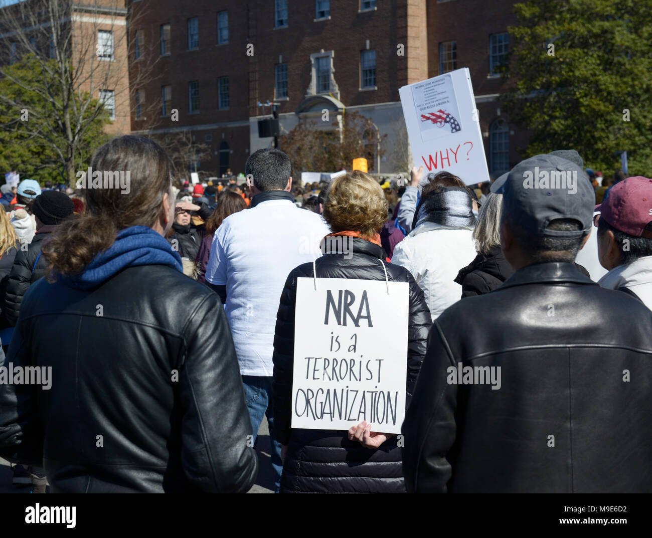 'Marco per le nostre vite" il controllo dell'arma rally e marcia di protesta in risposta al Parco le riprese, Morristown, NJ Foto Stock