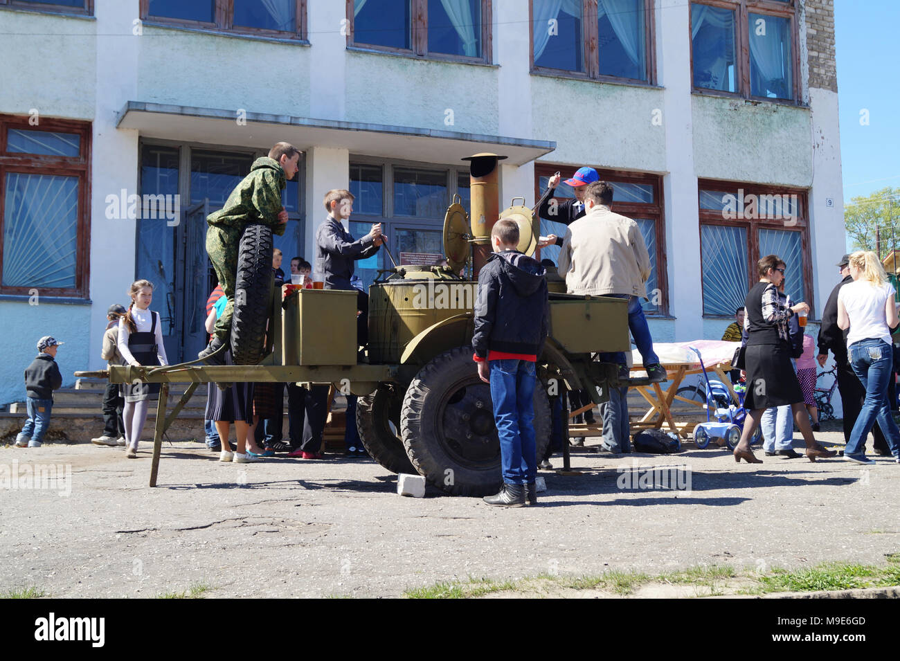 Mstyora,Russia-May 9,2014:bambini distribuirà porridge e composta da cucina di campo in vacanza Della Vittoria 9 Maggio Foto Stock