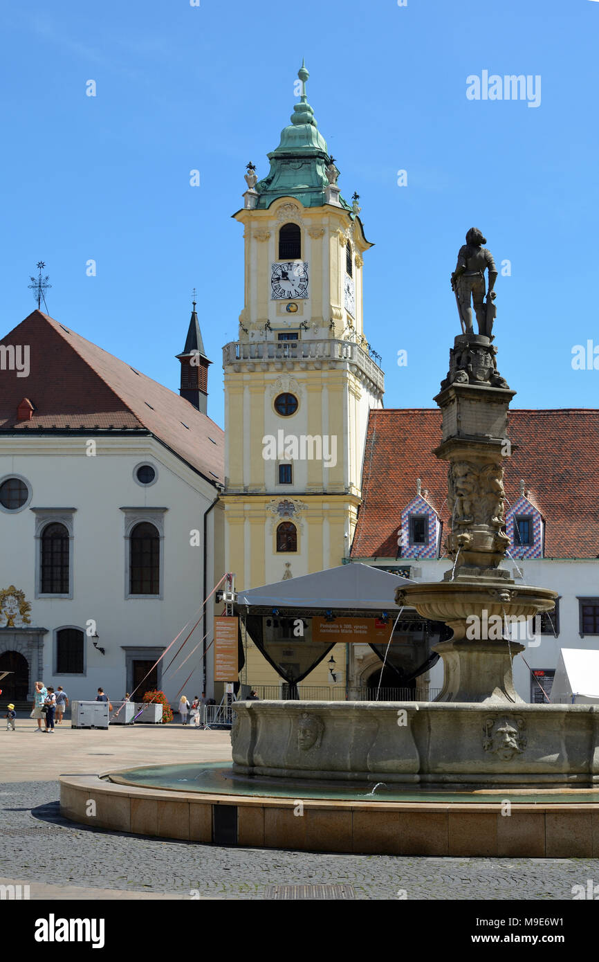 Bratislava, Slovacchia - 14 Giugno 2017: Vecchio Municipio con Massimiliano fontana sulla piazza principale della capitale slovacca Bratislava - Slovacchia. Foto Stock