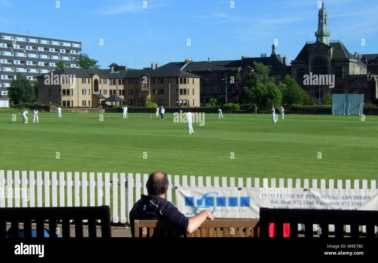 Spettatori w.s.c.c rowan finale della Coppa di Scozia occidentale versi Clydesdale cricket club 23 luglio 2010 partita di cricket Hamilton Crescent, Partick Foto Stock
