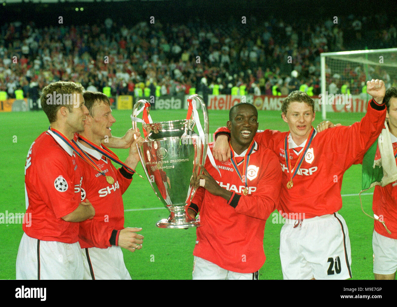 Stadio Camp Nou, Barcellona, Spagna 26.5.1999 finale di UEFA Champions League : Manchester United vs FC Bayern Monaco di Baviera 2:1 --- Da sinistra: Ronny JOHNSON,Teddy SHERINGHAM, Dwight YORKE, Ole Gunnar SOLSKJAER con la coppa Foto Stock