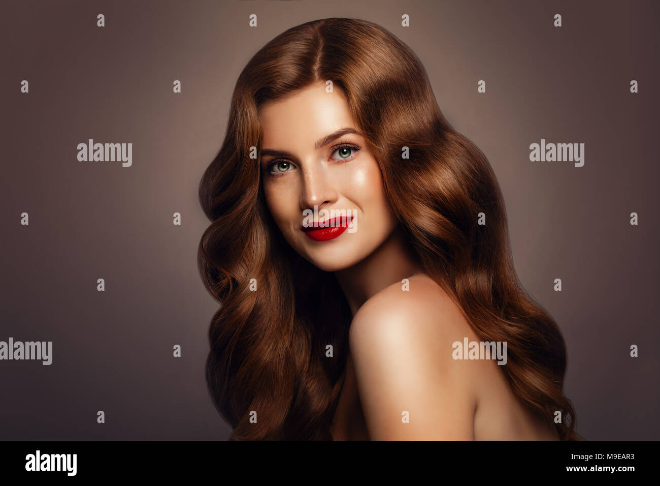 Bellezza Naturale Bella Donna Rossa Con Le Lentiggini E I Capelli Rossi Su Sfondo Banner Con Spazio Di Copia Foto Stock Alamy