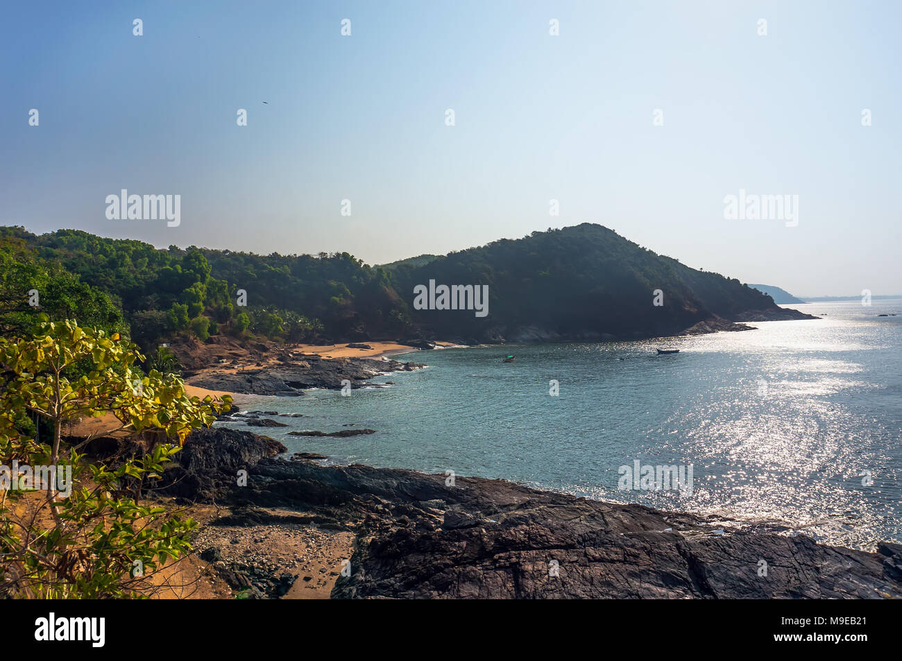 Bellissima spiaggia con rocce e mare blu. Om beach, Gokarna, Karnataka, India Foto Stock