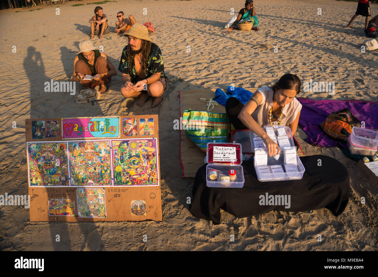 Il 19 gennaio 2017. hippies locali vendono fatti a mano le merci in un mercato delle pulci a Gokarna sulla spiaggia al tramonto Foto Stock