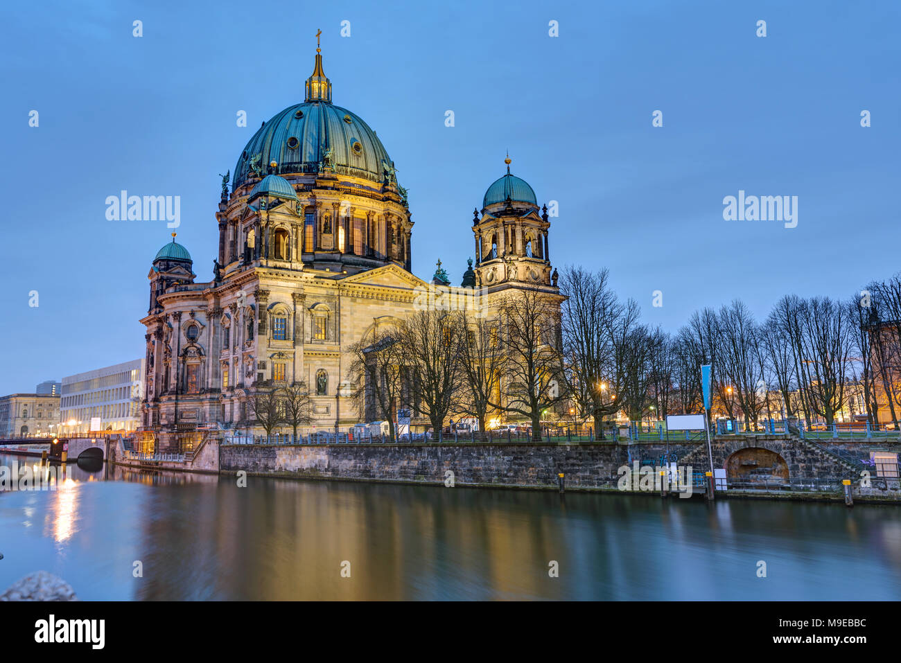 La Cattedrale di Berlino con il fiume Sprea all'alba Foto Stock