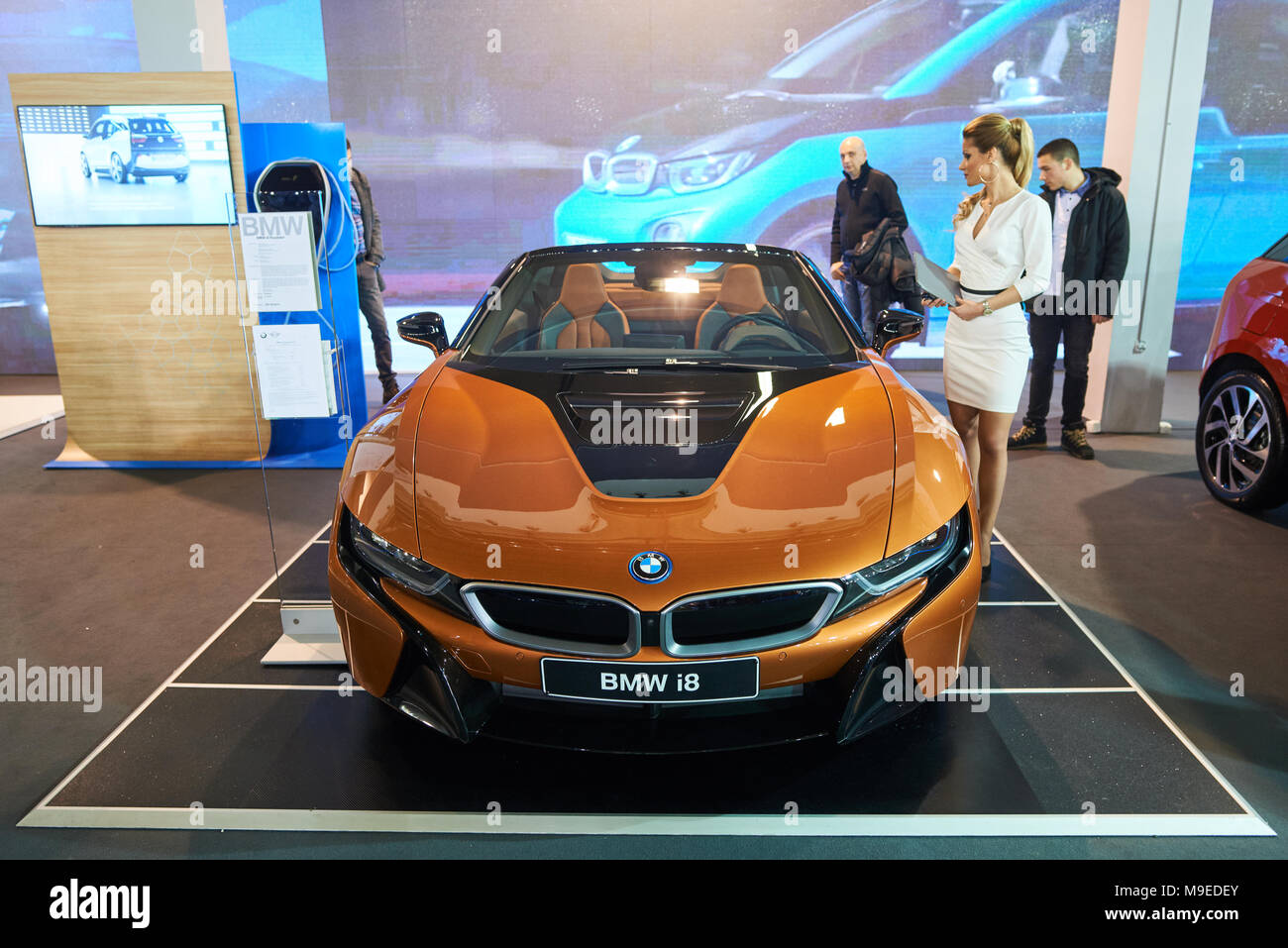 Belgrado, Serbia - Marzo 22, 2018: ibridi Plug-in auto sportive Bmw i8 esposti su Belgrado car show Foto Stock