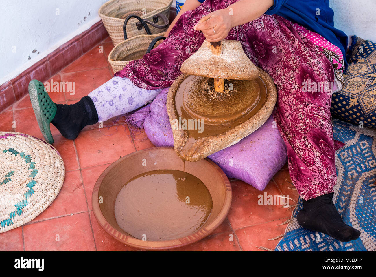 Le donne musulmane rendendo l'olio di argan in modo tradizionale in Marocco. La produzione tradizionale di olio di argan utilizzato per i prodotti cosmetici e per la preparazione dei prodotti alimentari Foto Stock